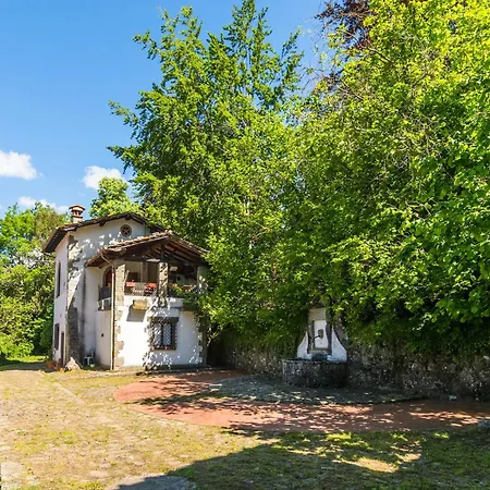 With Garden And Shared Pool Hébergement de vacances *